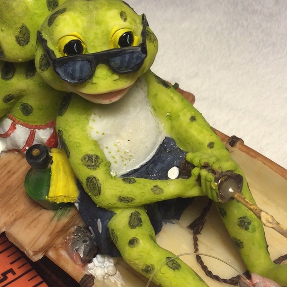 🌟 Frogs kicking Back.. gone Fising Figurine - Picture 5 of 6
